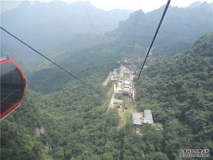 贵州客人订购吸污车阳光明媚游武当山