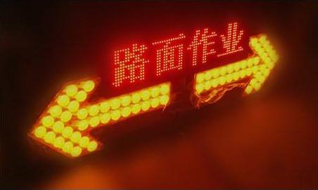 夜空中最亮的不是星星，是程力道路清扫车