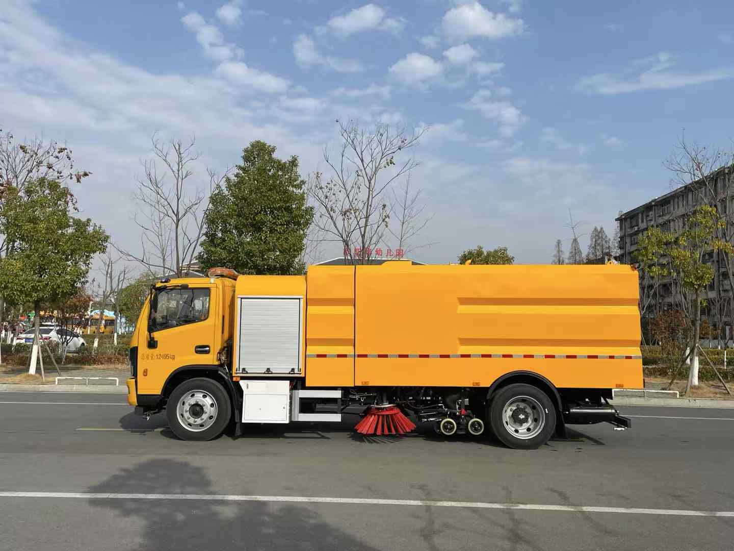 机场道面清扫车，高性能纯电机场码头洗扫清扫车