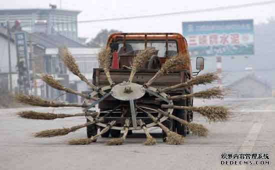 扫马路还在用无敌风火轮？你OUT了！快来看看程力清扫车