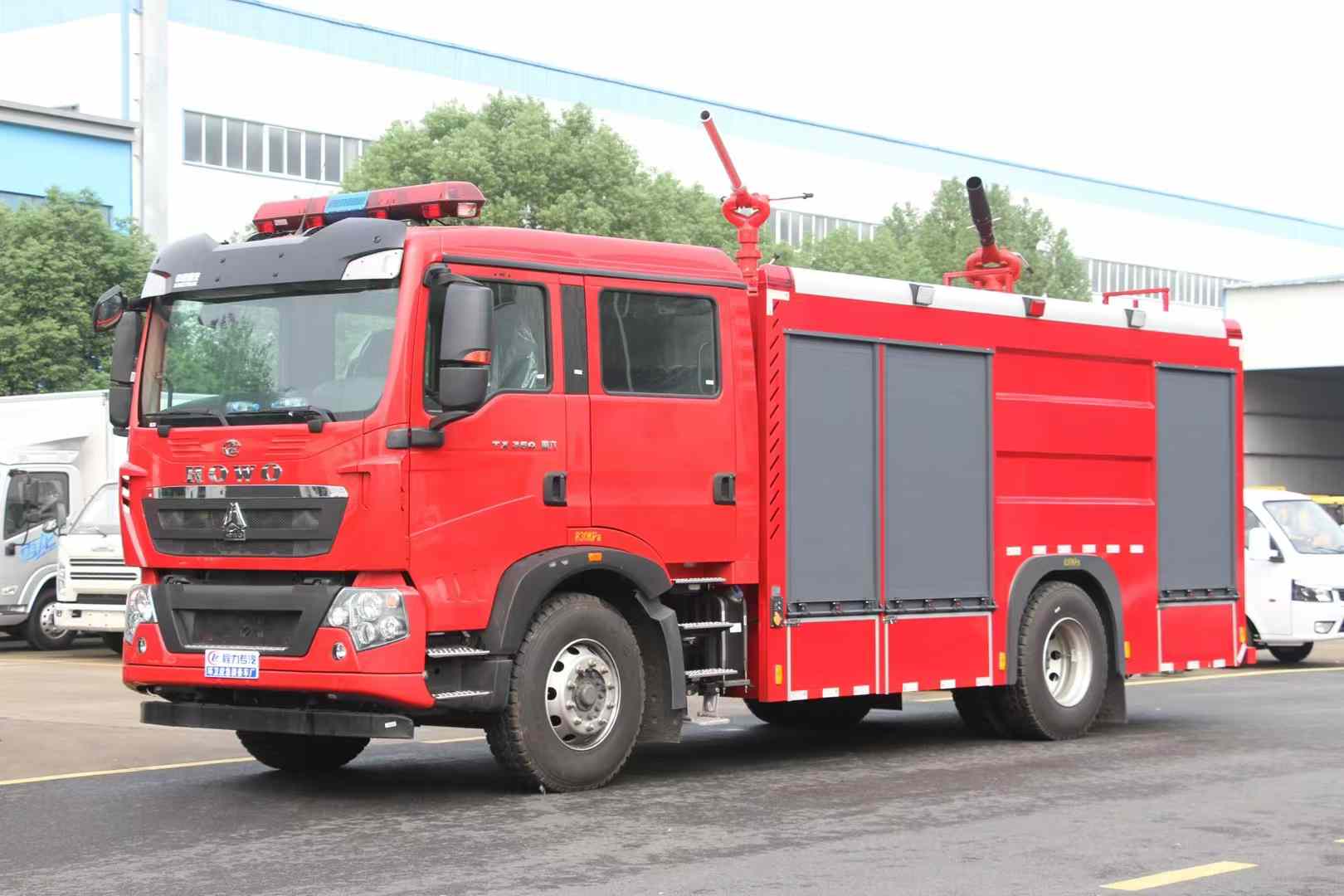 重汽豪沃干粉泡沫联用消防车