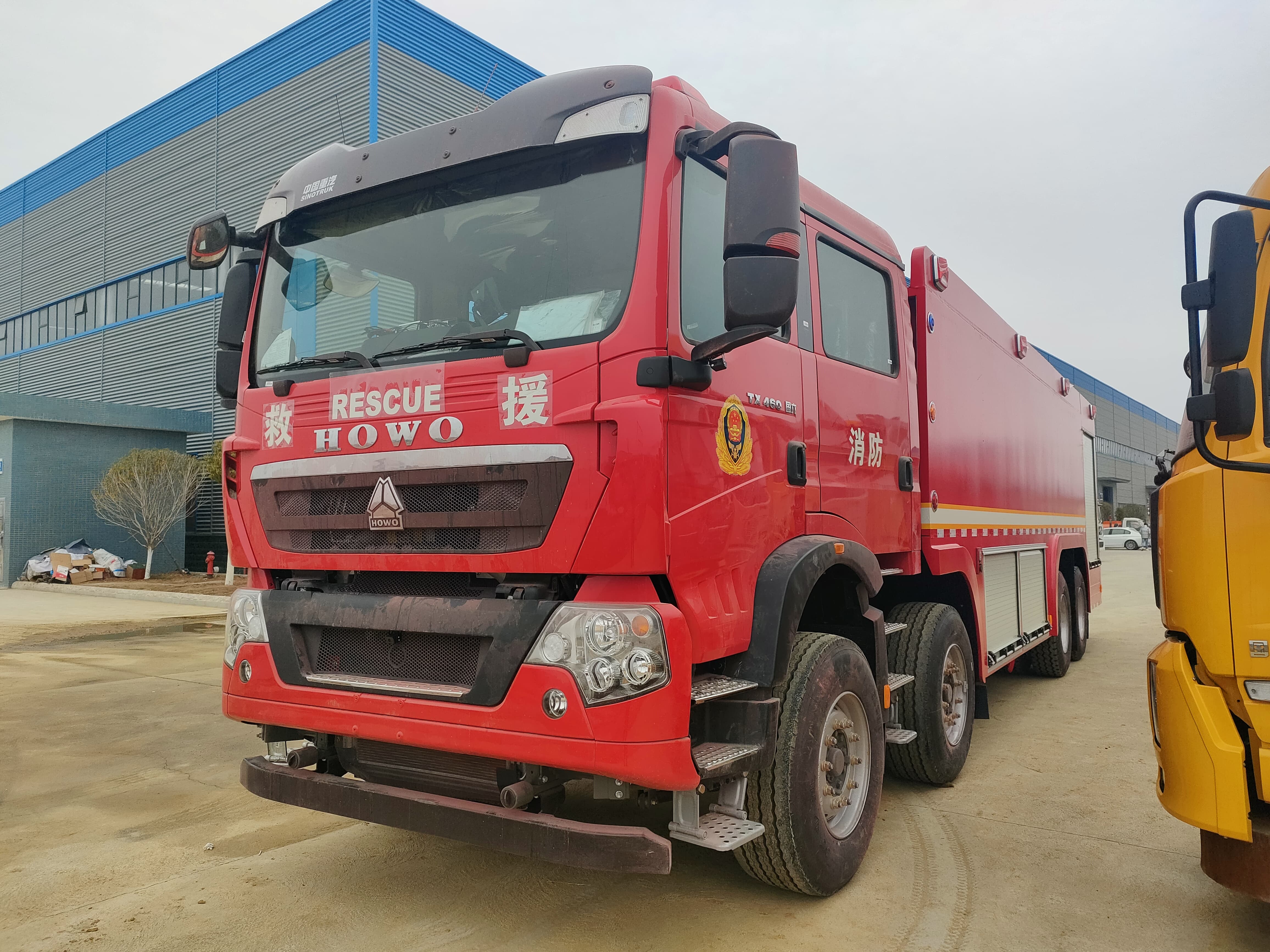 程力威牌自动控制消防车_重汽豪沃25吨水罐消防车