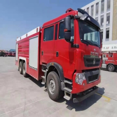 程力威牌消防车_重汽豪沃11吨干粉泡沫联用消防车