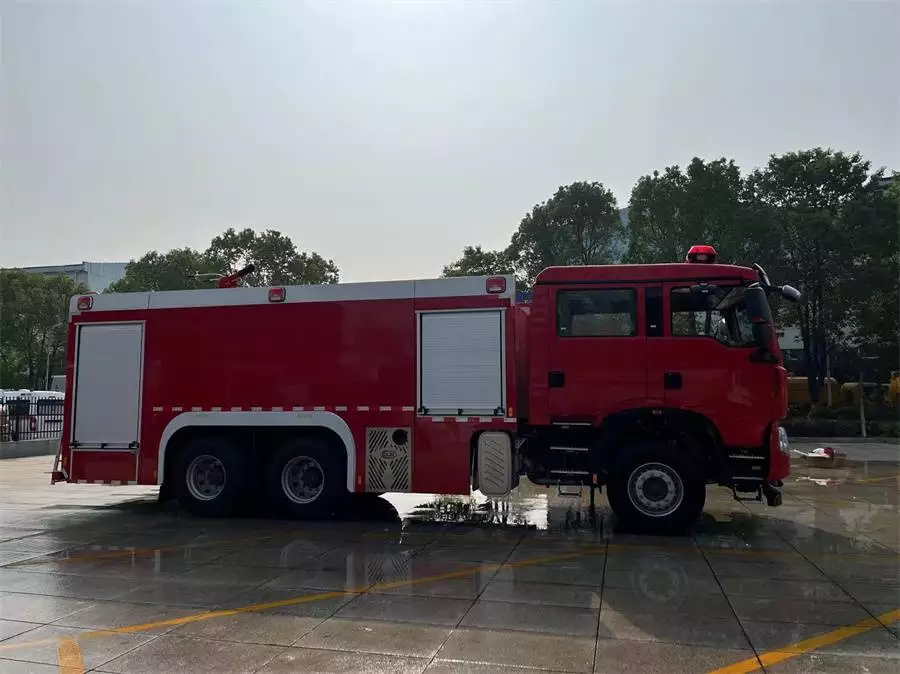 程力威牌消防车_重汽豪沃16吨水罐消防车