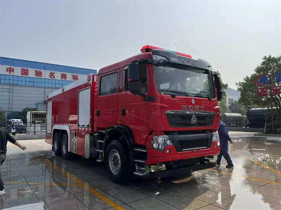 程力威牌消防车_重汽豪沃16吨水罐消防车